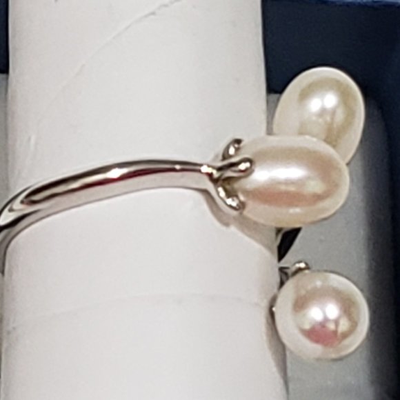 LucyQ White Freshwater pearl bypass ring in Rhodium over 925 Sterling Silver - Picture 5 of 5